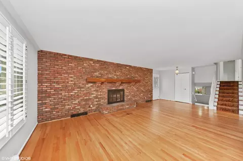 Living - 307 Lincoln Ln, Wheeling, IL 60090 photo 5 of 6