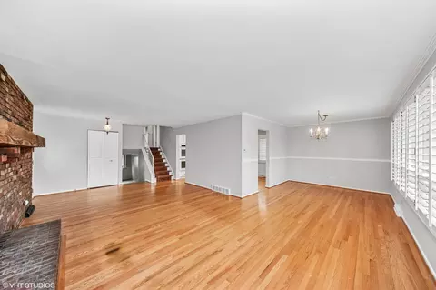 Living - 307 Lincoln Ln, Wheeling, IL 60090 photo 2 of 6