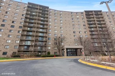 6340 Americana Dr #313, Willowbrook, IL 60527