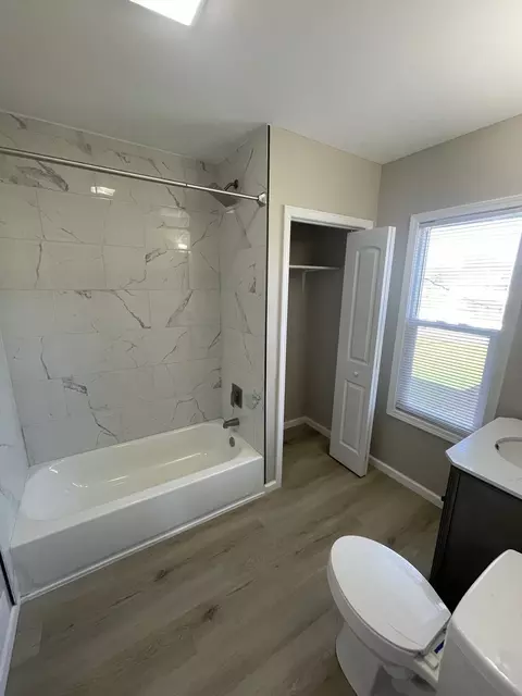 Bath - 994 S 7th Ave, Kankakee, IL 60901 photo 1 of 4