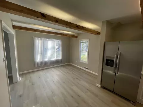 Living - 994 S 7th Ave, Kankakee, IL 60901 photo 4 of 5