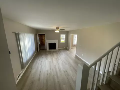 Living - 994 S 7th Ave, Kankakee, IL 60901 photo 1 of 5