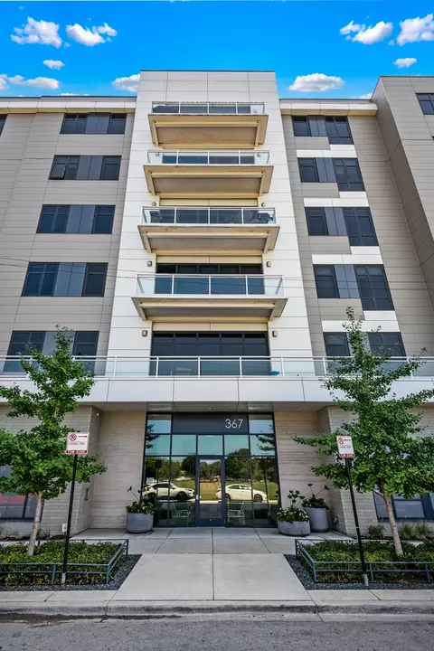 367 W Locust St #601, Chicago, IL 60610