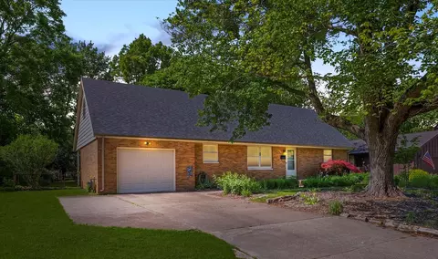 401 W Evergreen Ct, Urbana, IL 61801