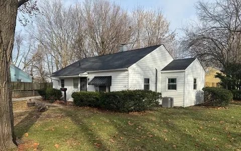 17 Sherwood Ct, Champaign, IL 61820