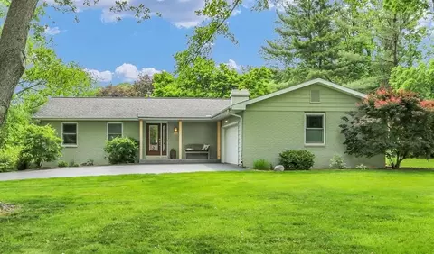 1104 Parkview Dr, Mahomet, IL 61853