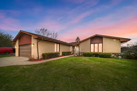 2653 N Bradford Dr, Arlington Heights, IL 60004