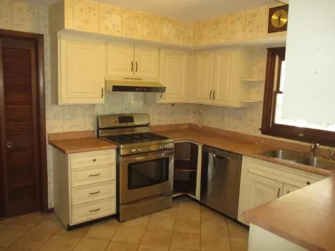 Kitchen - 521 Colonial Ct, Algonquin, IL 60102 photo 2 of 3