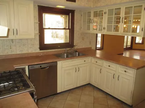 Kitchen - 521 Colonial Ct, Algonquin, IL 60102 photo 1 of 3