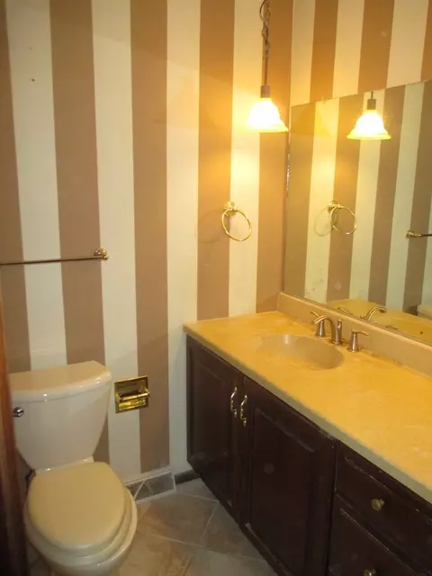 Bath - 521 Colonial Ct, Algonquin, IL 60102 photo 3 of 5