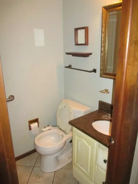 Bath - 521 Colonial Ct, Algonquin, IL 60102 photo 1 of 5