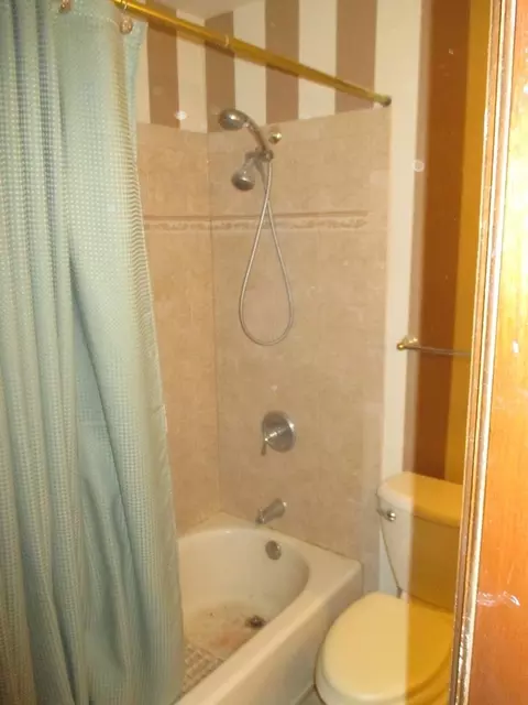 Bath - 521 Colonial Ct, Algonquin, IL 60102 photo 2 of 5