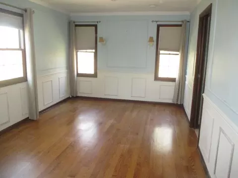 Living - 521 Colonial Ct, Algonquin, IL 60102 photo 3 of 3