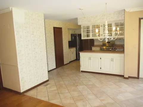 Kitchen - 521 Colonial Ct, Algonquin, IL 60102 photo 3 of 3