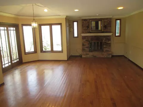 Living - 521 Colonial Ct, Algonquin, IL 60102 photo 2 of 3
