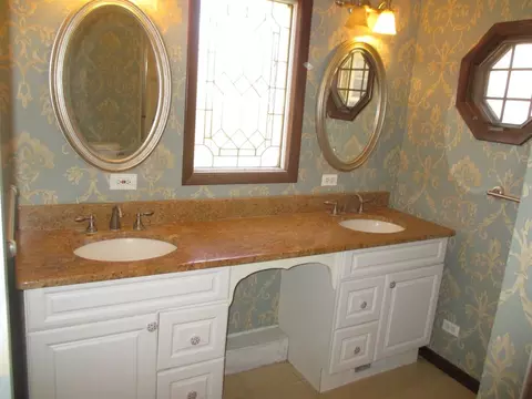 Bath - 521 Colonial Ct, Algonquin, IL 60102 photo 5 of 5