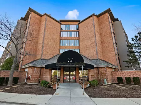 75 Kristin Cir #612, Schaumburg, IL 60195