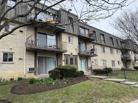 573 Fairway View Dr #2A, Wheeling, IL 60090 photo 2