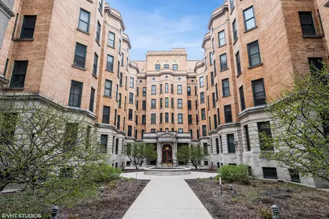 550 W Surf St #C005, Chicago, IL 60657