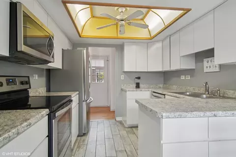 Kitchen - 4 Brookton On Auburn, Rolling Meadows, IL 60008 photo 1 of 2