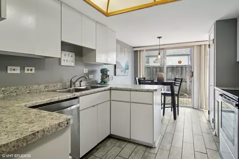 Kitchen - 4 Brookton On Auburn, Rolling Meadows, IL 60008 photo 2 of 2