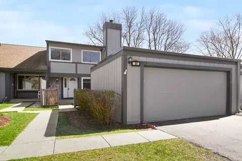 513 N Woodfield Trl, Roselle, IL 60172