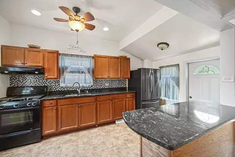 Kitchen - 3426 N Schultz Dr, Lansing, IL 60438 photo 2 of 4