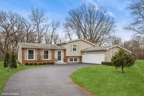 669 Green Oaks Dr, Crystal Lake, IL 60014