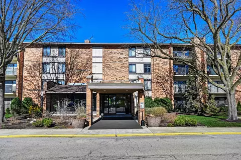 301 Lake Hinsdale Dr #411, Willowbrook, IL 60527