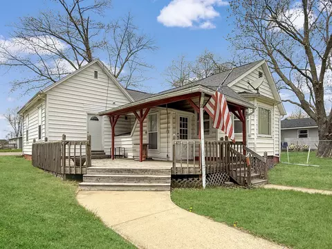 327 East St, Penfield, IL 61862
