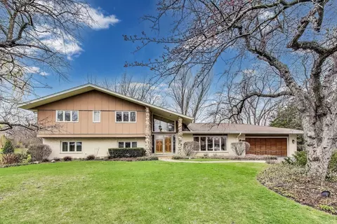 2268 N Circle Dr, Palatine, IL 60067