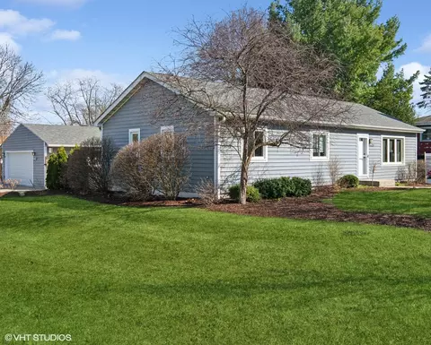 25 W325 Armbrust Ave, Wheaton, IL 60187