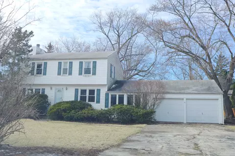 546 Earl Dr, Northfield, IL 60093
