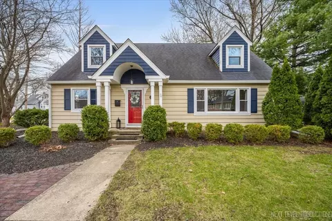 27 Woodlawn St, Geneva, IL 60134