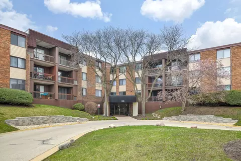 440 Raintree Dr #1Q, Glen Ellyn, IL 60137