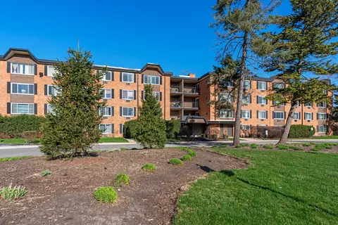 1206 S New Wilke Rd #106, Arlington Heights, IL 60005