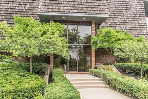 100 Red Top Dr #301, Libertyville, IL 60048