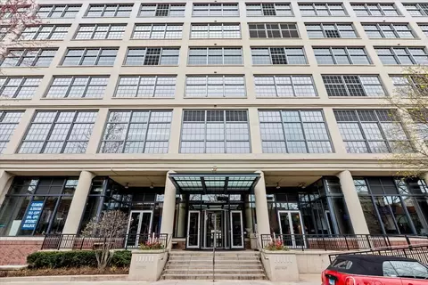 900 N Kingsbury St #878, Chicago, IL 60610