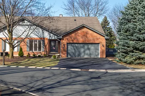 74 Royal Ln, Bloomingdale, IL 60108