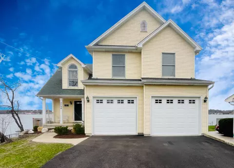 3724 W Lake Shore Dr, Wonder Lake, IL 60097