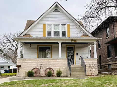 1742 Oxford St, Rockford, IL 61103