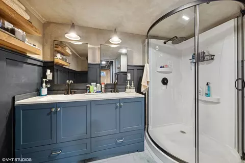 Bath - 1720 Lyons St, Evanston, IL 60201 photo 2 of 3