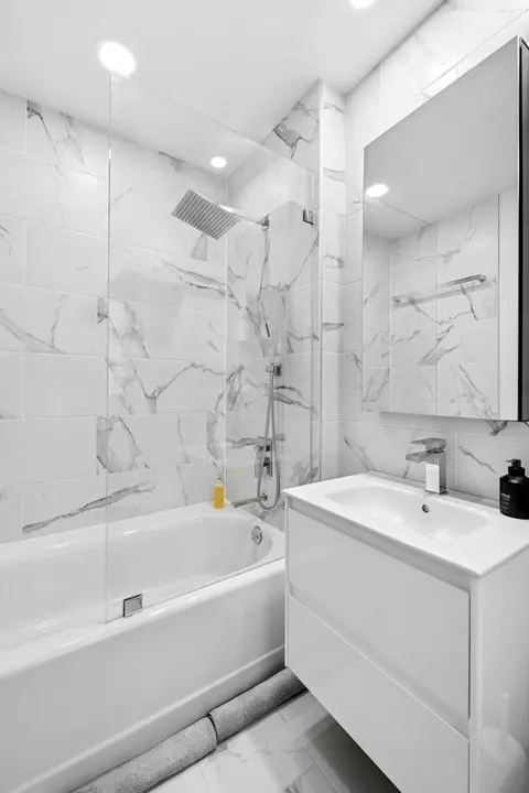 Bath - 230 E Delaware Pl #2W, Chicago, IL 60611 photo 1 of 3