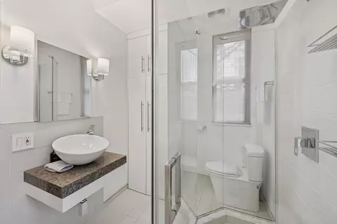 Bath - 230 E Delaware Pl #2W, Chicago, IL 60611 photo 3 of 3