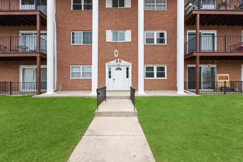 6101 W 94th St #A8, Oak Lawn, IL 60453
