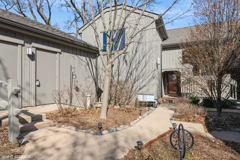 141 Shoreline Rd #C, Lake Barrington, IL 60010