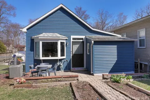 95 Hillside Ct, Fox Lake, IL 60020