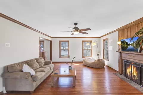 Living - 500 Highland Ave, Algonquin, IL 60102 photo 2 of 7