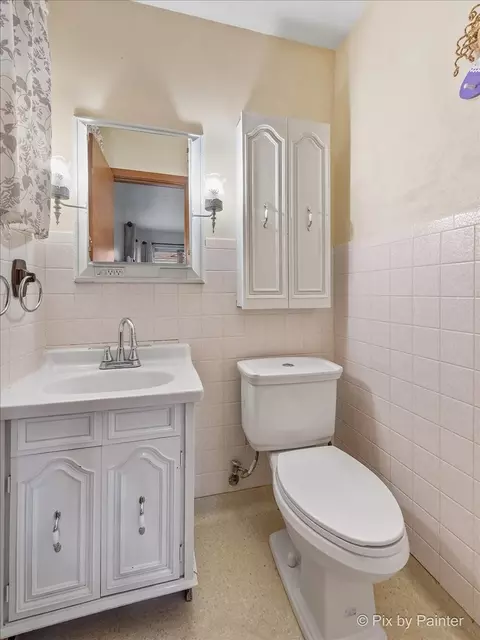 Bath - 213 S Jane Dr, Elgin, IL 60123 photo 2 of 3