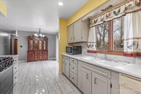 Kitchen - 213 S Jane Dr, Elgin, IL 60123 photo 3 of 4